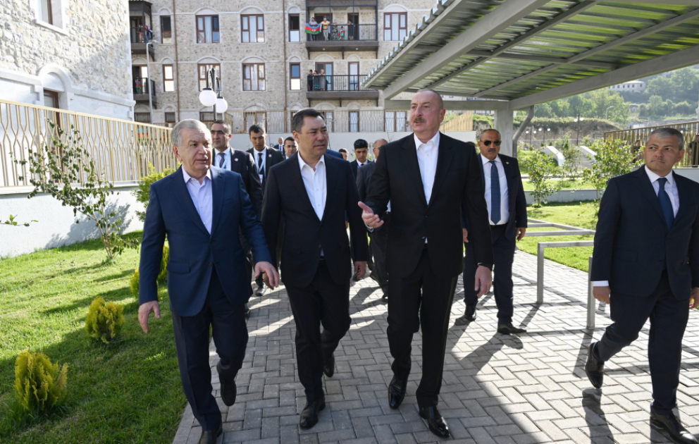 Choucha : les présidents azerbaïdjanais, ouzbek et kirghiz visitent le premier complexe résidentiel, la mosquée Achaghy Gövher Agha et la ville