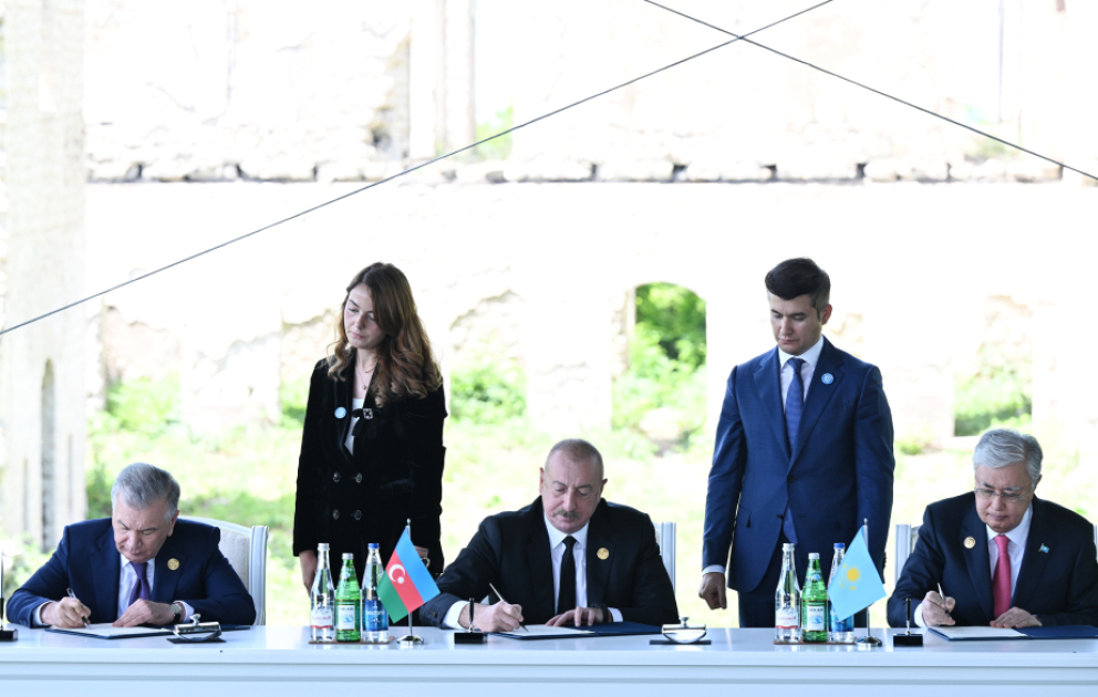 Signature de la Déclaration du Karabagh du sommet informel de l'Organisation des États turciques à Choucha