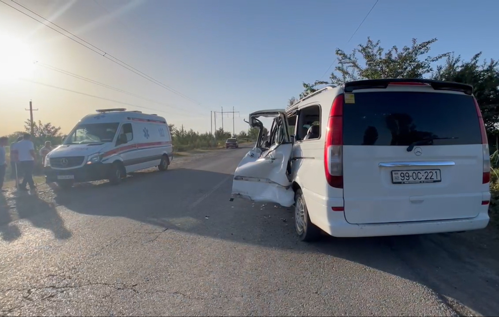 Qubada “Mersedes” traktor qoşqusu ilə toqquşub, yaralananlar var