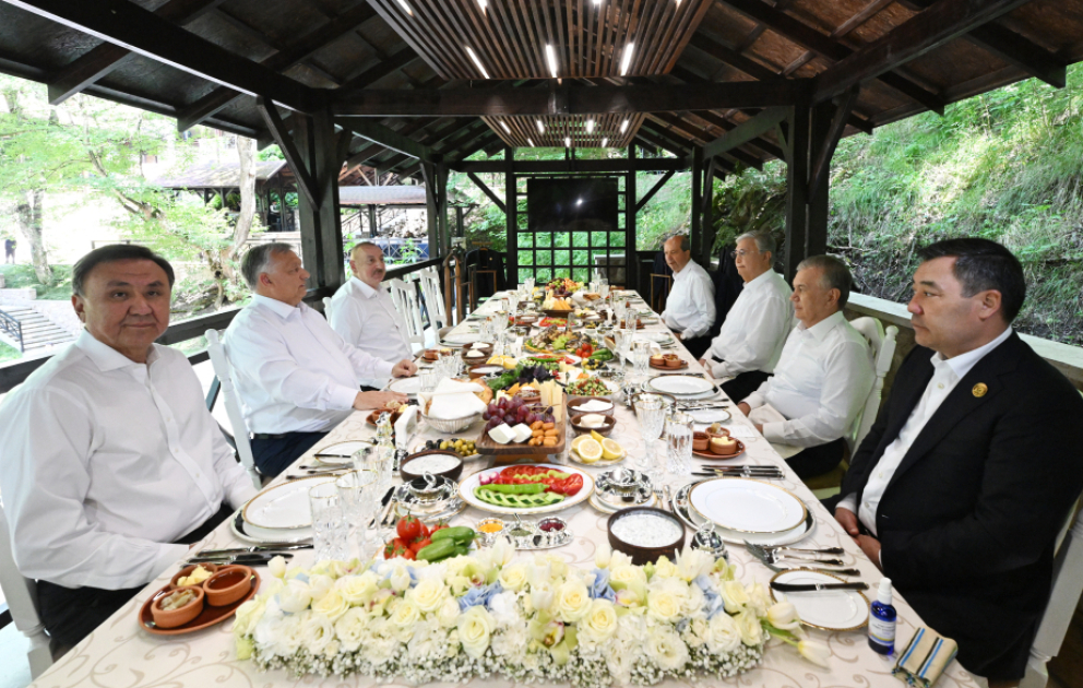 Im Namen von Präsident Ilham Aliyev Diner zu Ehren der Staats- und Regierungschefs der Organisation Türkischer Staaten in Schuscha gegeben