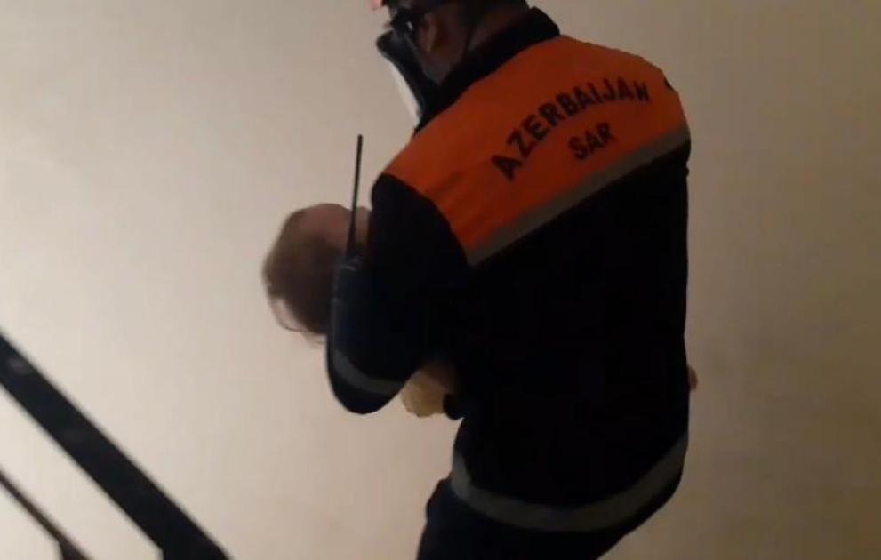 FHN: Bakıda onaltımərtəbəli binada baş verən yanğın söndürülüb