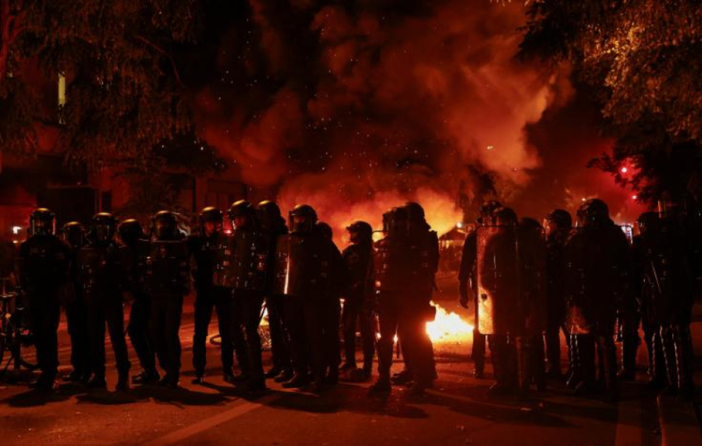 Des gaz lacrymogènes utilisés contre les manifestants rassemblés contre l'extrême-droite à Paris