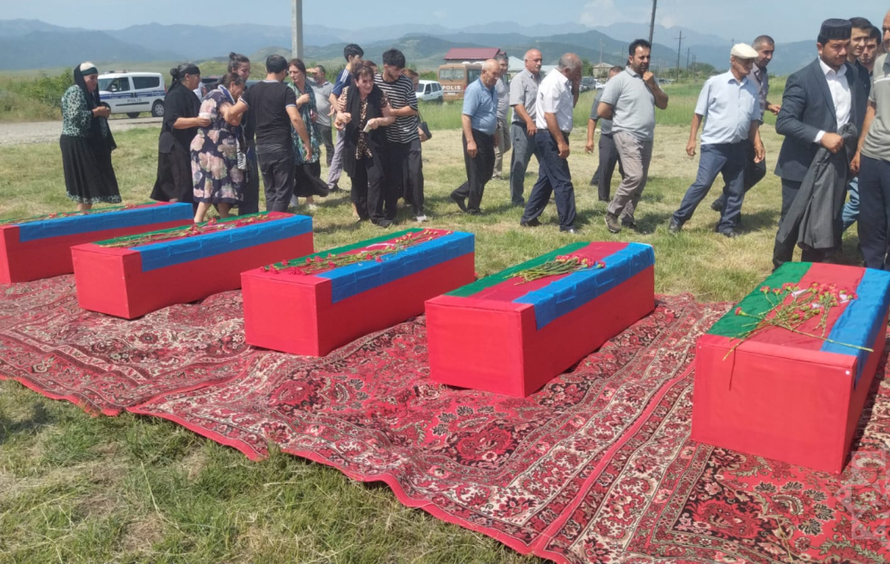 32 il əvvəl şəhidlik zirvəsinə ucalan beş döyüşçü Xocalıda dəfn edilib