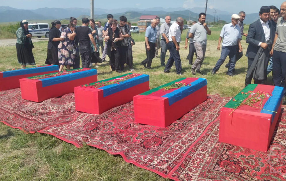Останки погибших 32 года назад пятерых шехидов захоронены в Ходжалы