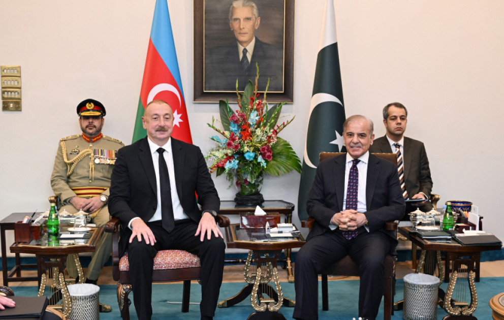 Präsident Ilham Aliyev und Premierminister Muhammad Shehbaz Sharif treffen sich im kleinen Kreis in Islamabad