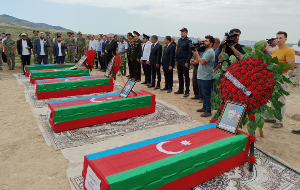 AZƏRTAC XƏBƏR VERİR: İtkin düşən şəhidlər Xocavənd, Füzuli və Saatlıda torpağa tapşırıldı