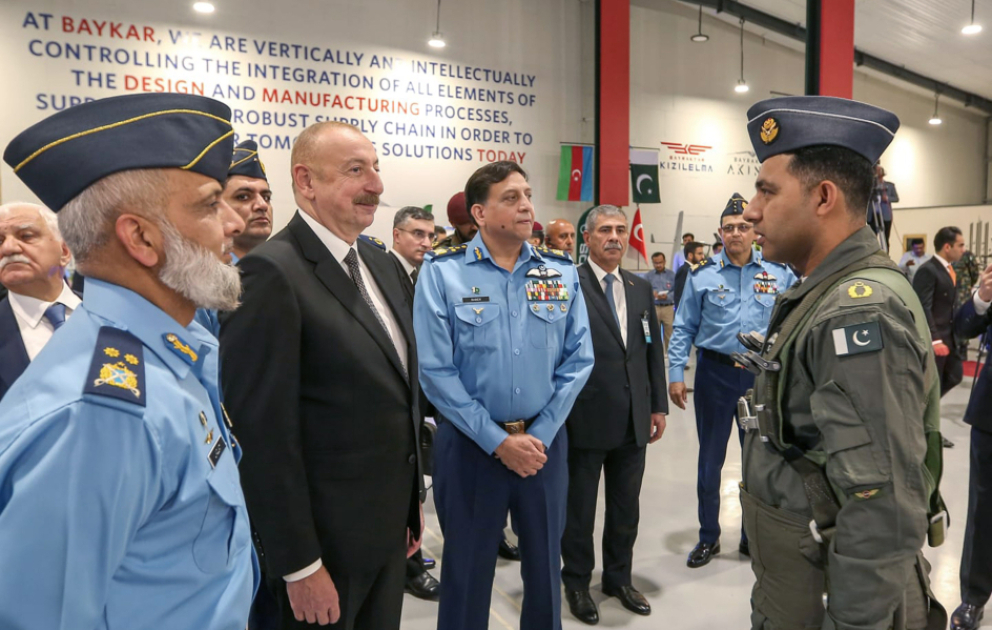 Präsident Ilham Aliyev besichtigt Militärausstellung in Islamabad