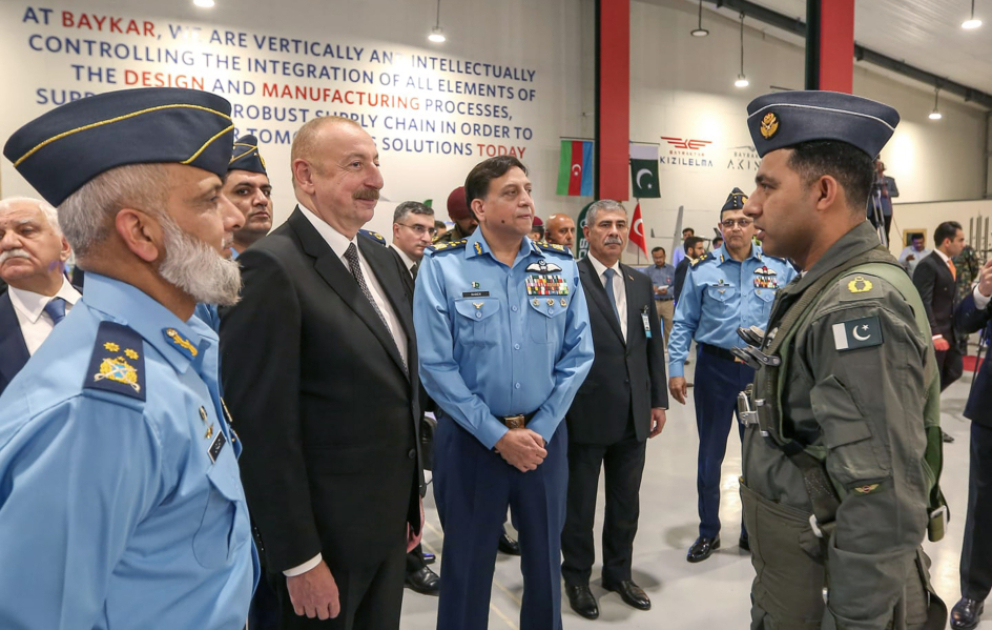 Visite d’une exposition militaire au Parc national des sciences et technologies aérospatiales sur le territoire de la base aérienne Nur Khan à Islamabad