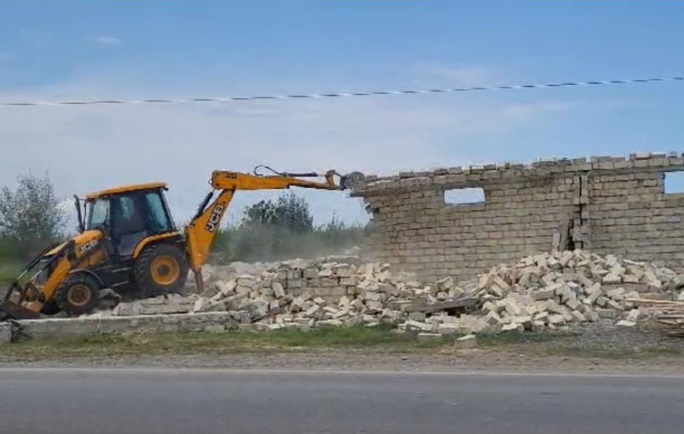 Qubada qanunsuz tikili sökülüb