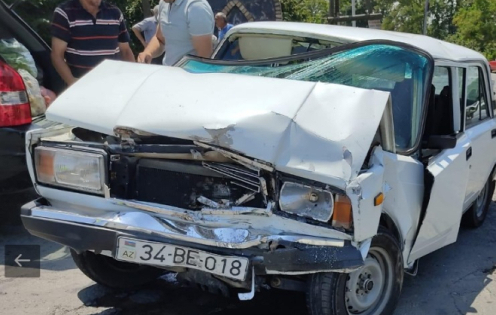 Qaxda iki minik avtomobili toqquşub, üç nəfər xəsarət alıb