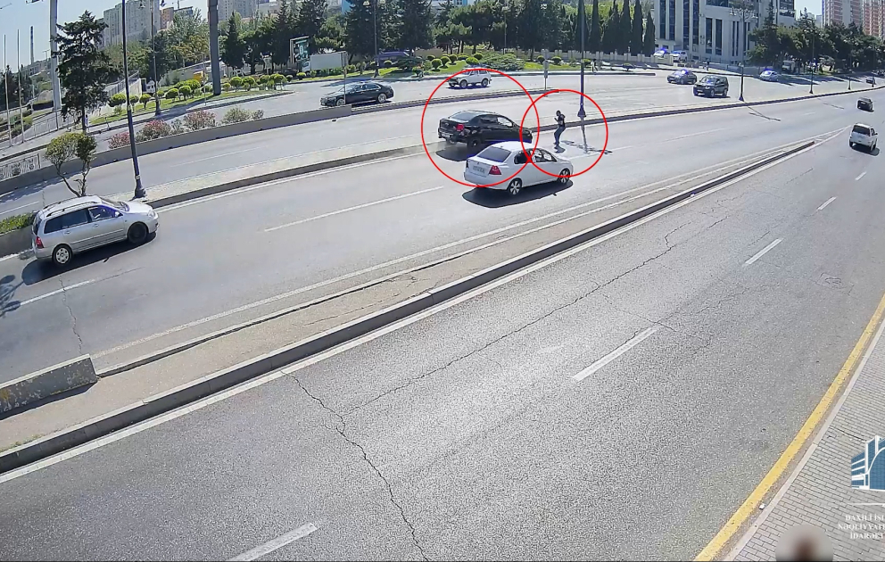 Sürücü piyadanı vurmaqdan son anda yayındı, qəza törətdi