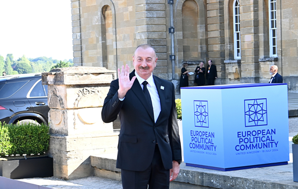 Präsident Ilham Aliyev weilt zu Arbeitsbesuch in Großbritannien, um am 4. Gipfel Gipfel der Europäischen Politischen Gemeinschaft teilzunehmen