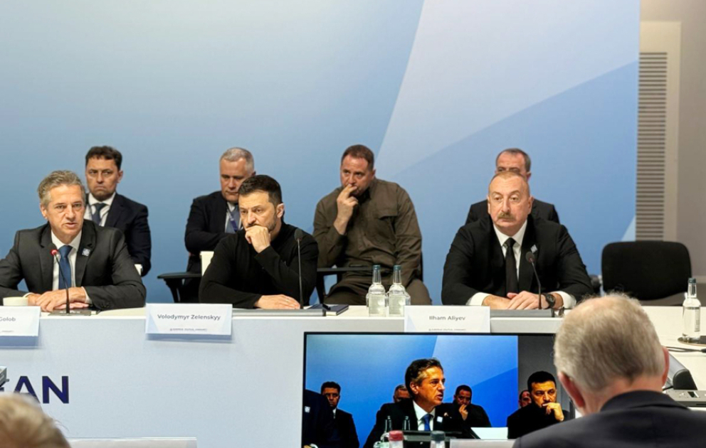 Le président Ilham Aliyev participe à une table ronde intitulée « L’énergie et la connectivité » en marge du 4e sommet de la Communauté politique européenne