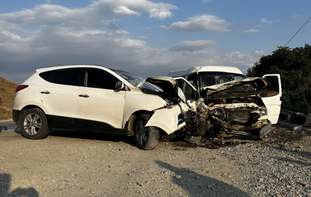 Şamaxıda mikroavtobus minik avtomobili ilə toqquşub