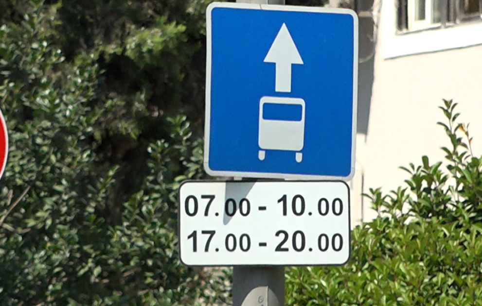 Minik avtomobilləri hansı hallarda avtobus zolağına daxil ola bilər?