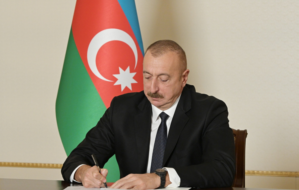 AZƏRTAC XƏBƏR VERİR:  Prezident Ailə Məcəlləsində dəyişiklik edilməsi haqqında
Qanun imzaladı