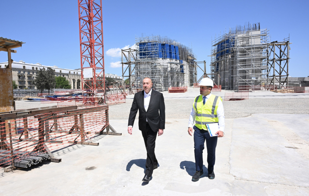 Präsident Ilham Aliyev inspiziert Bauarbeiten im Triumph-Park in Baku