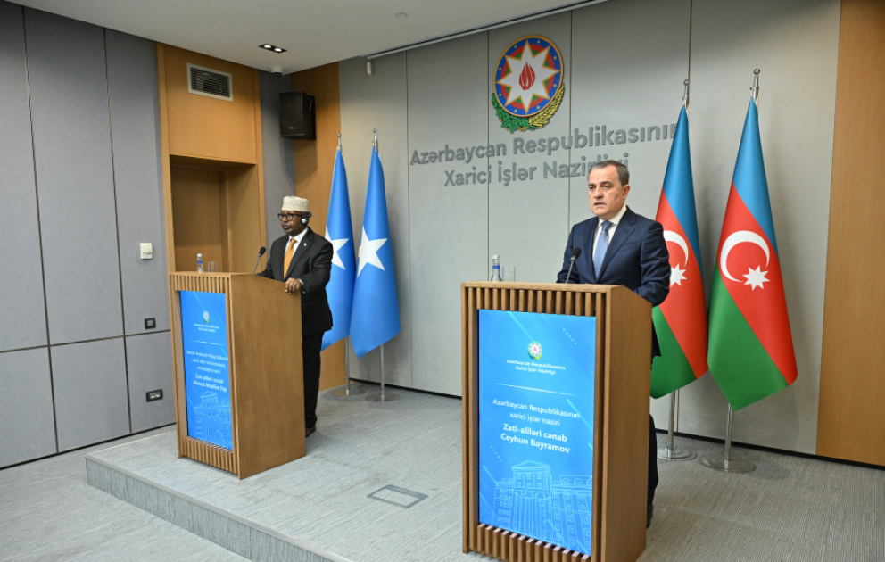 Ceyhun Bayramov Somalili həmkarı ilə birgə jurnalistlərin suallarını cavablandırıb