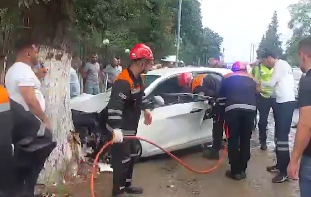 Avtomobildə sıxılı vəziyyətdə qalan sürücü xilas edilib