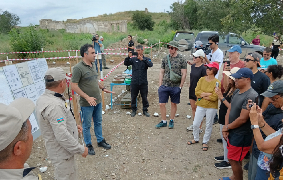 Dünya səyyahları Füzulidə minaların zərərsizləşdirilməsini izləyiblər