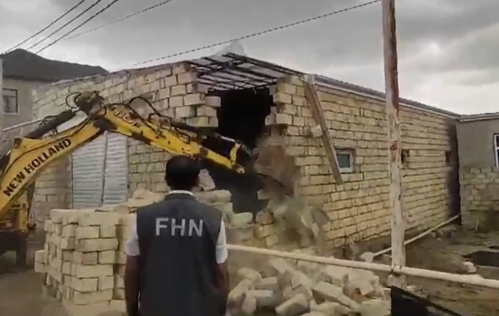 Abşeron rayonunun Hökməli qəsəbəsi ərazisində qanunsuz tikili sökülüb