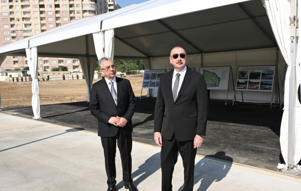 Bakou : le président Aliyev visite le chantier d’un nouveau parc près de la station de métro Gendjlik