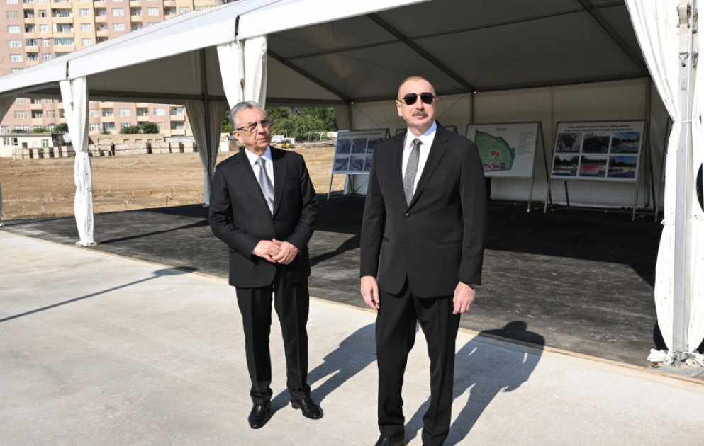AZƏRTAC XƏBƏR VERİR: Prezident İlham Əliyev Gənclik metrosunun yanında yaradılan parkda görülən işlərlə tanış olub