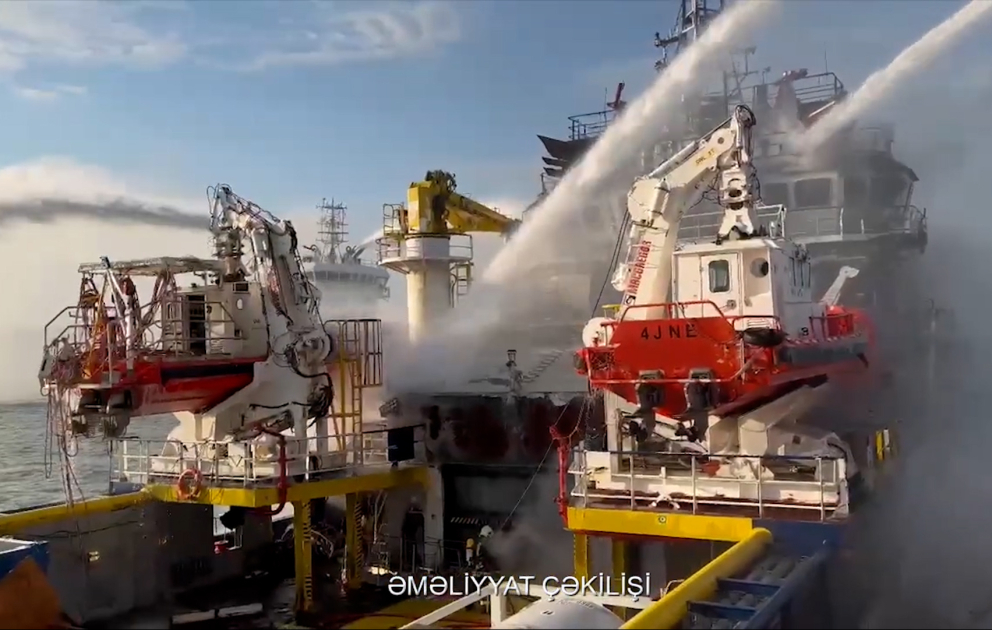 Xəzərdə yanan gəminin söndürülməsi əməliyyatı davam etdirilir
