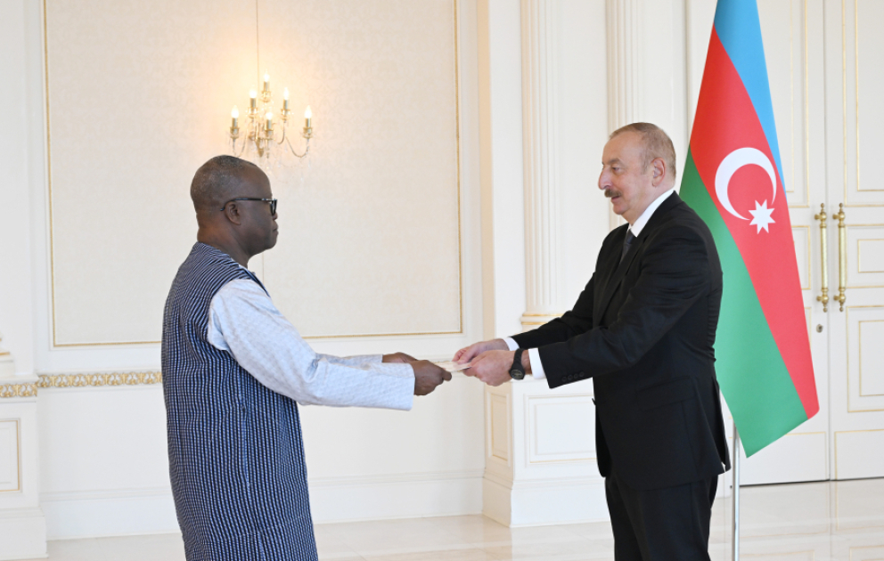 Le président Ilham Aliyev reçoit les lettres de créance du nouvel ambassadeur du Burkina Faso en Azerbaïdjan