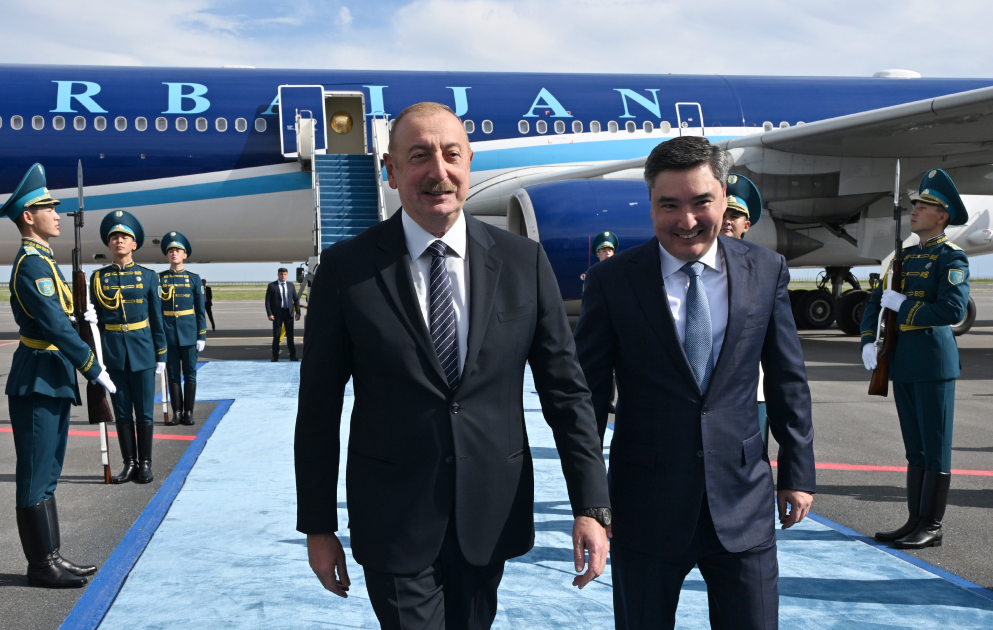 Präsident Ilham Aliyev zu Besuch in Kasachstan eingetroffen