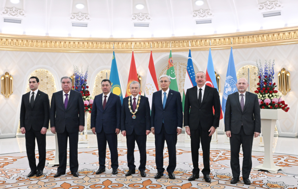 Le président Ilham Aliyev assiste à la cérémonie de décoration de son homologue ouzbek Chavkat Mirzioïev