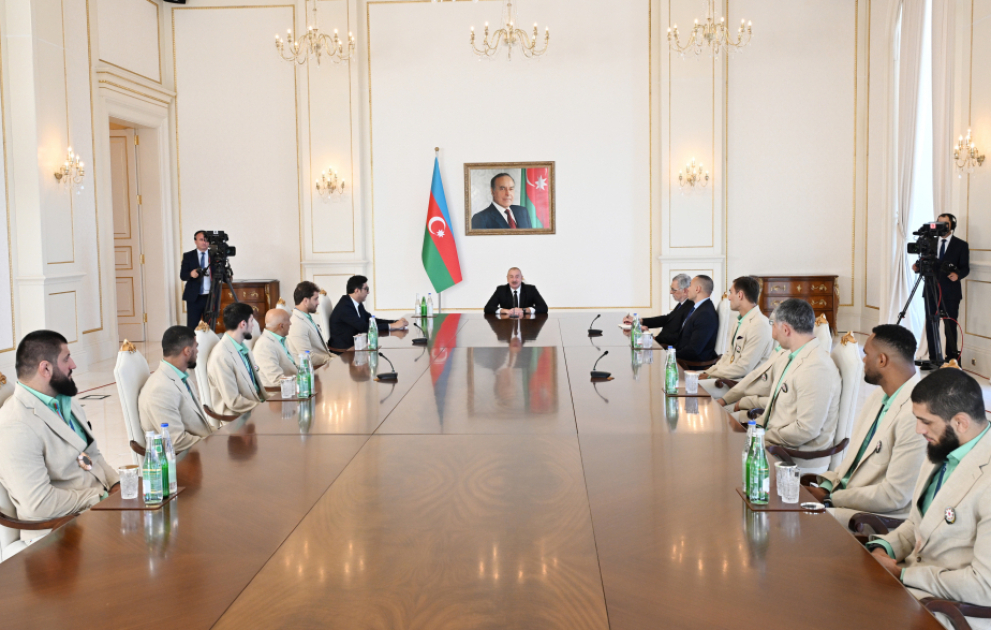 Le président Ilham Aliyev reçoit les athlètes azerbaïdjanais médaillés aux Jeux olympiques d'été de Paris et leurs entraîneurs