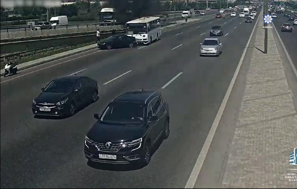 Bakıda motosiklet yolun ortasında alışdı, qəzaya səbəb oldu