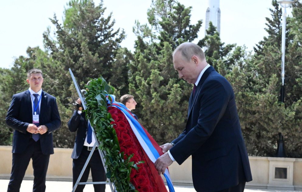 Russian President Vladimir Putin pays tribute to Azerbaijani martyrs