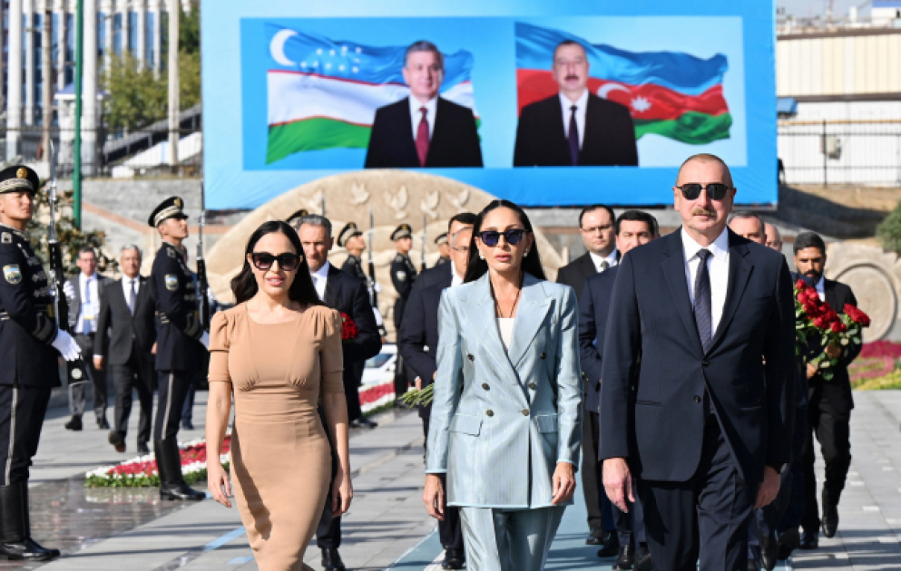 Präsident Ilham Aliyev ehrt Andenken von Nationalleader Heydar Aliyev in Taschkent