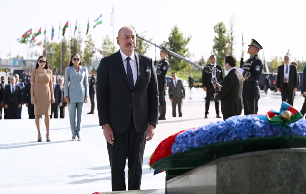 Präsident Ilham Aliyev, First Lady Mehriban Aliyeva und ihre Töchter Leyla Aliyeva besuchen Unabhängigkeitsdenkmal in Taschkent