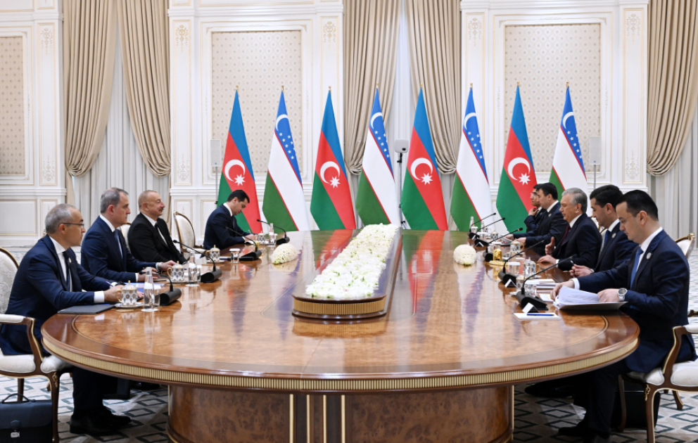 Präsident Ilham Aliyev und Präsident Shavkat Mirziyoyev treffen sich unter vier Augen