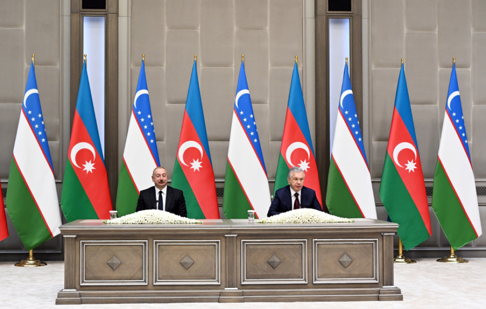 Les présidents azerbaïdjanais et ouzbek font des déclarations à la presse