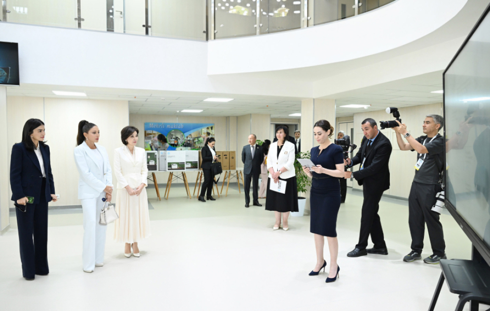Aserbaidschans und Usbekistans First Ladies besuchen Mehrli- Schule in Taschkent