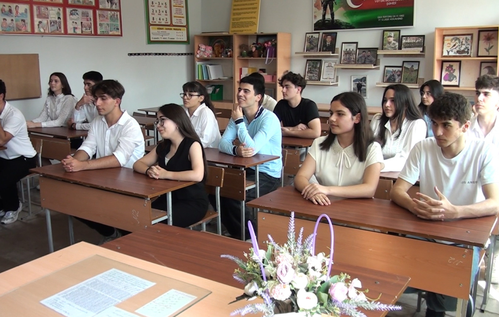Qaxda bir sinfin bütün məzunları tələbə adını qazanıb