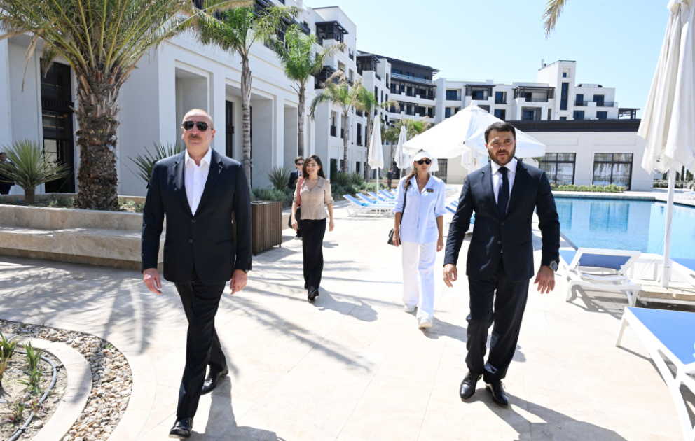 “Sea Breeze” istirahət mərkəzində LANDAU Məktəbinin və “The Grand” apart hotelinin açılışı olub 
Prezident İlham Əliyev və birinci xanım Mehriban Əliyeva tədbirdə iştirak ediblər
