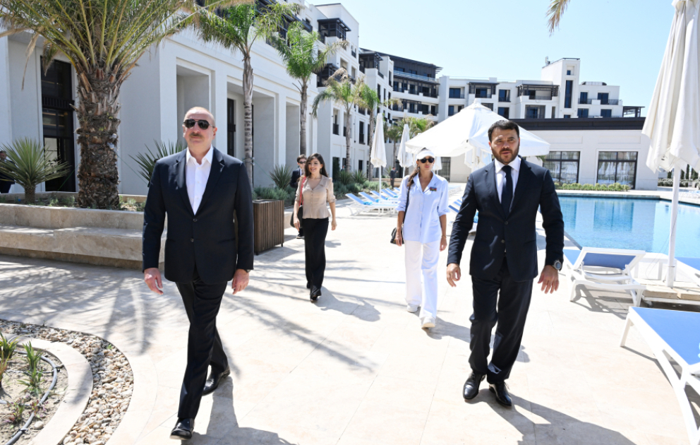 Präsident Ilham Aliyev und First Lady Mehriban Aliyeva nehmen an der Einweihung der LANDAU-Schule und des Aparthotels „The Grand“ im Sea Breeze Resort teil
