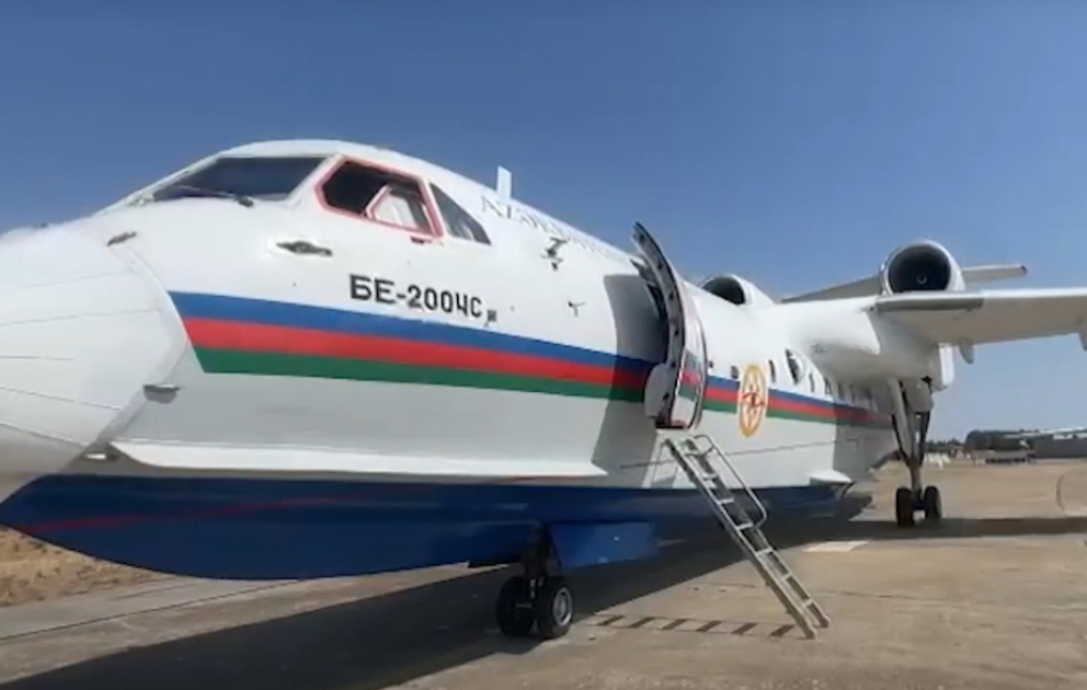 МЧС: Самолет-амфибия продолжает операции по тушению лесных пожаров в Турции