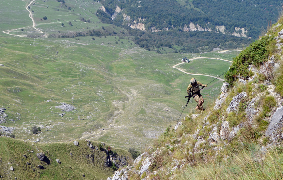Marine units personnel of Navy hold exercise