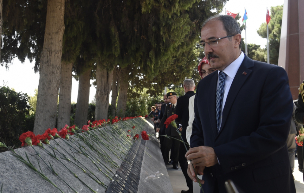 Türkiyənin Zəfər bayramı münasibətilə Şəhidlər xiyabanı və “Türk şəhidliyi” abidəsi ziyarət olunub