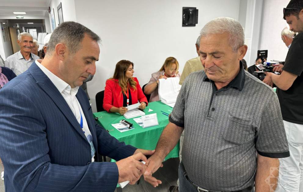 Жители Лачина голосуют в родном краю