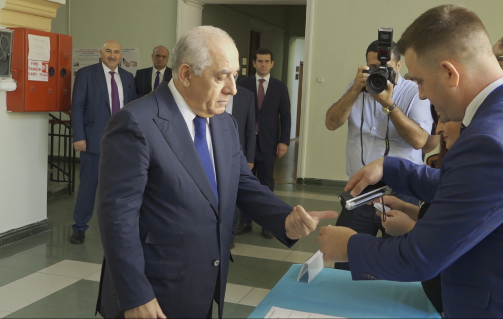 Baş nazir Əli Əsədov növbədənkənar parlament seçkilərində səs verib