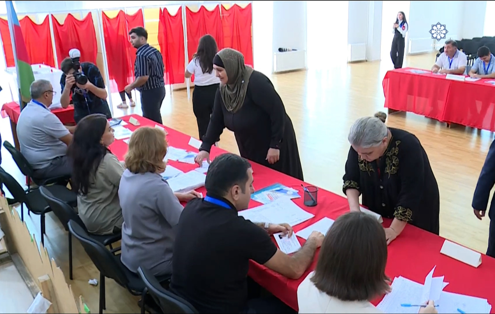 Məhkum və həbs edilmiş şəxslər səsvermə hüququndan istifadə edirlər