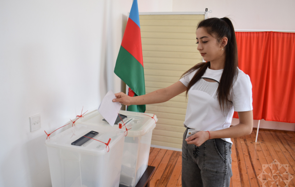 Şəkili gənc doğum günündə ilk dəfə seçkidə iştirak edib