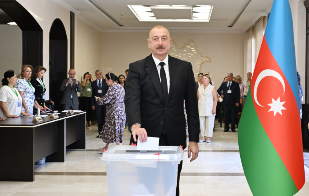 Prezident İlham Əliyev, birinci xanım Mehriban Əliyeva və qızları Leyla Əliyeva səs veriblər